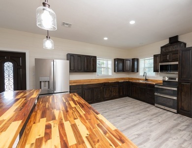 HUGE $75,000 REDUCTION!!! DISCOVER THE ULTIMATE SETUP FOR LIVING - photo 9