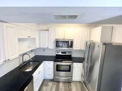 Beautiful 3-bedroom, 3-bathroom townhouse in highly desirable - photo 3