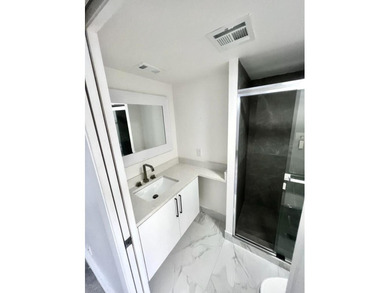 Beautiful 3-bedroom, 3-bathroom townhouse in highly desirable - photo 7
