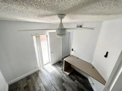 Beautiful 3-bedroom, 3-bathroom townhouse in highly desirable - photo 9