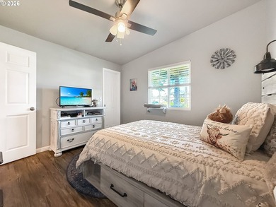 Beautifully updated and versatile property just a short distance - photo 15