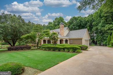 Beautiful 5-bedroom, 4.5-bath home located in the highly - photo 3