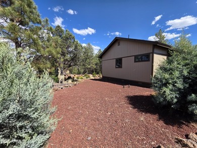 Nestled in the White Mountains of Arizona, Lakeside is a vibrant - photo 31
