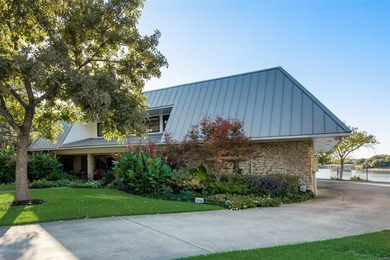 Exceptional waterfront home with contemporary design set against - photo 7