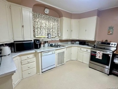 Welcome to this Charming 1920's home on Roe Blvd. The interior - photo 11