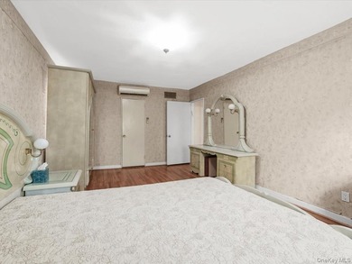 Beautifully maintained 1950 solid-brick single-family home - photo 17