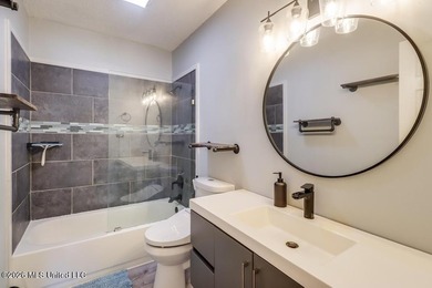 Adorable, move-in ready home featuring a fully fenced backyard - photo 11