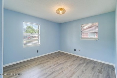 Adorable, move-in ready home featuring a fully fenced backyard - photo 12