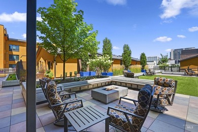 Live where culture, nature and downtown energy meet. This condo