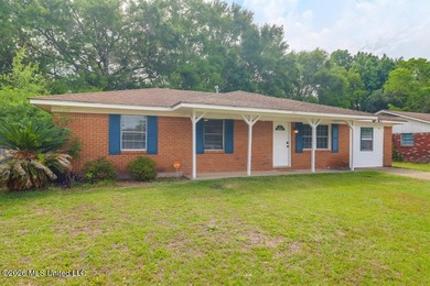 Adorable, move-in ready home featuring a fully fenced backyard - photo 23