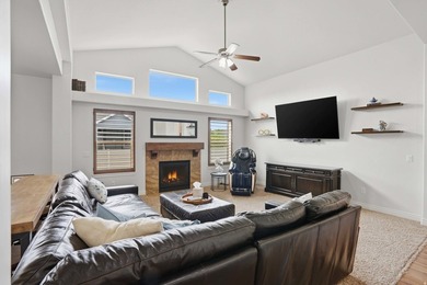 Beautiful home w/open-concept living. Kitchen w/ample cabinetry - photo 5