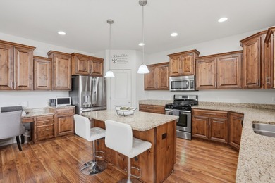Beautiful home w/open-concept living. Kitchen w/ample cabinetry - photo 10