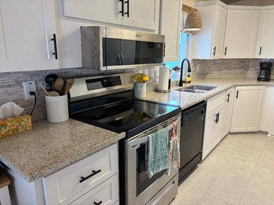 Beautiful 2 Bedroom / 2 Bath partially furnished home in Country - photo 11