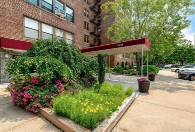 Welcome to this sprawling 3-bedroom, 2-bathroom corner unit in - photo 1