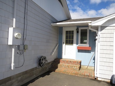 Welcome home to this well-maintained 3-bedroom, 1-bath property - photo 2