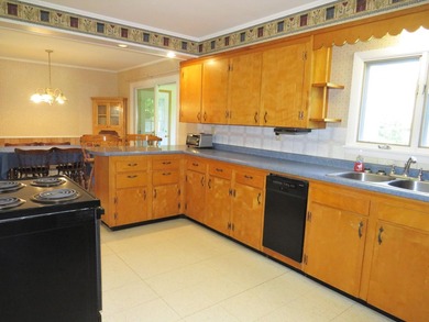 Welcome home to this well-maintained 3-bedroom, 1-bath property - photo 5