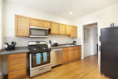 Apartment building located near the University of Chicago, one - photo 2