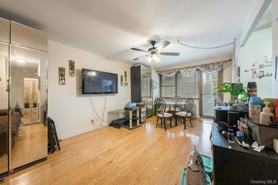 Welcome to this comfortable and conveniently located residence - photo 1