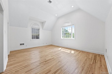 Welcome to 11 Belvedere Court, Manhasset, located within the - photo 33