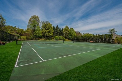 Welcome to 11 Belvedere Court, Manhasset, located within the - photo 45