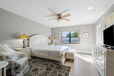 Completely renovated, light-filled second-floor condo offering - photo 13