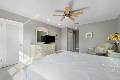 Completely renovated, light-filled second-floor condo offering - photo 14