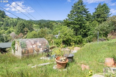 Enjoy spacious, comfortable living in this well-maintained - photo 17