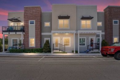 Lake Townhome/Townhouse For Sale in Sanford, Florida