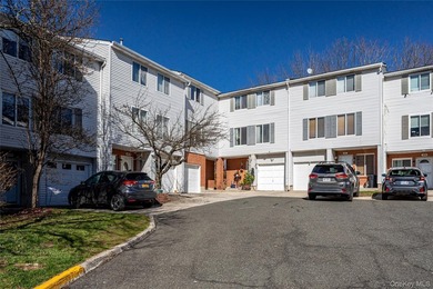 Move right into this three-bedroom, 2.5-bath townhouse with a - photo 3