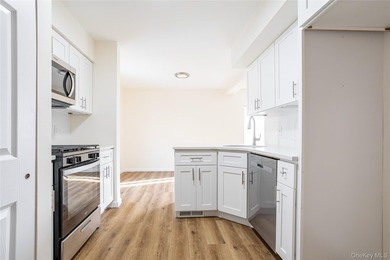 Move right into this three-bedroom, 2.5-bath townhouse with a - photo 4