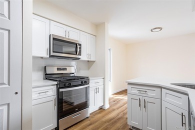 Move right into this three-bedroom, 2.5-bath townhouse with a - photo 5