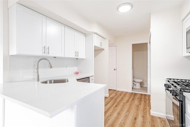 Move right into this three-bedroom, 2.5-bath townhouse with a - photo 6