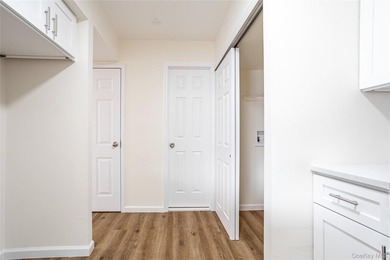 Move right into this three-bedroom, 2.5-bath townhouse with a - photo 7