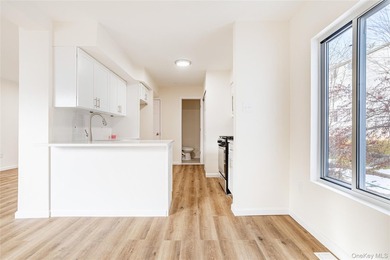 Move right into this three-bedroom, 2.5-bath townhouse with a - photo 8