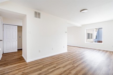 Move right into this three-bedroom, 2.5-bath townhouse with a - photo 9