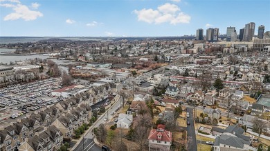 Beautiful 3 bedroom townhome in the luxurious gated condo - photo 19
