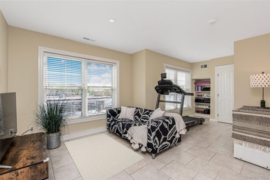 Beautiful 3 bedroom townhome in the luxurious gated condo - photo 20