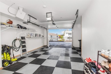 Beautiful 3 bedroom townhome in the luxurious gated condo - photo 22