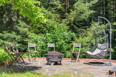 Tucked away from Vine Hill Road in the Happy Valley School - photo 36