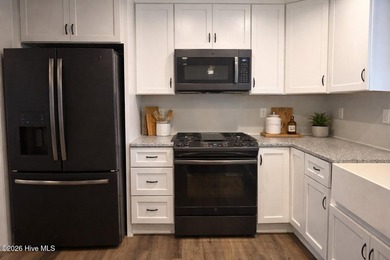 Welcome to this beautifully maintained 3-bedroom, 2-bath home - photo 8