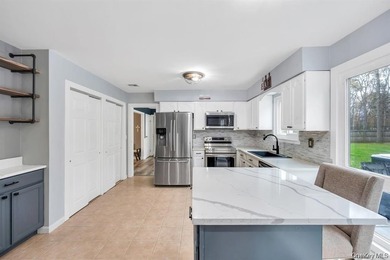 Magnificent updated and expanded Colonial offering 5 bedrooms, 3 - photo 16