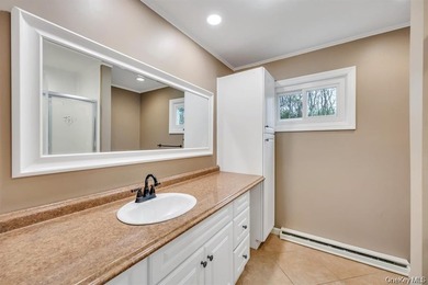 Magnificent updated and expanded Colonial offering 5 bedrooms, 3 - photo 33