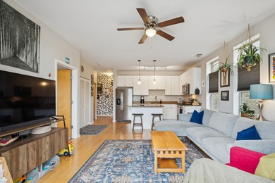 Top Floor, Sunny, quiet, pet friendly, 2 bed 2 bath condo in a