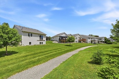 Detached townhome with pond views and a versatile 4-bedroom - photo 17