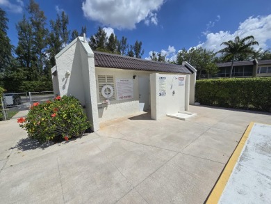 SPACIOUS 2/2 VILLA LOCATED ON QUIET STREET W/ SATELLITE POOL