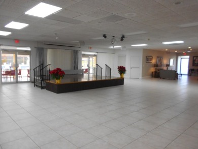 SPACIOUS 2/2 VILLA LOCATED ON QUIET STREET W/ SATELLITE POOL