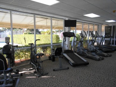 SPACIOUS 2/2 VILLA LOCATED ON QUIET STREET W/ SATELLITE POOL