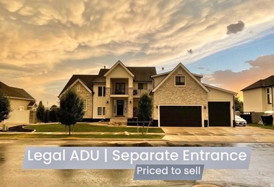 Don't miss this thoughtfully designed custom and fully finished - photo 1