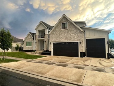 Don't miss this thoughtfully designed custom and fully finished - photo 2