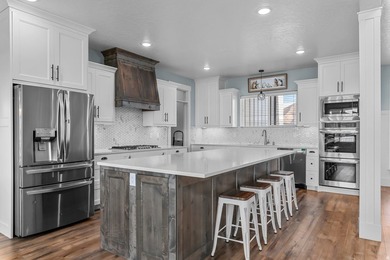 Don't miss this thoughtfully designed custom and fully finished - photo 7